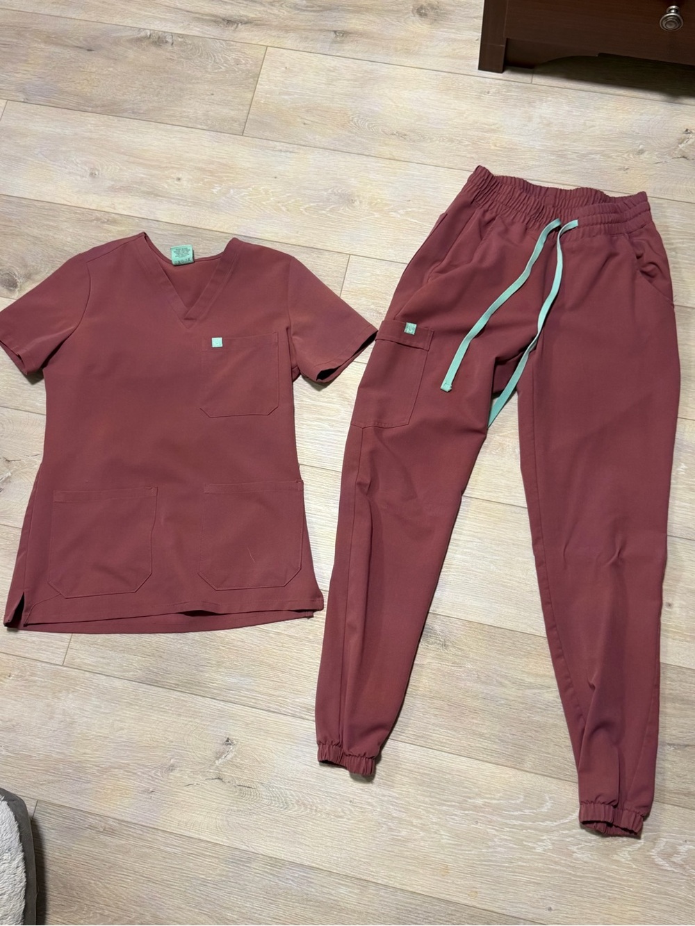 Women's Burgundy Scrub Set Jogger Pants - Garde Malade